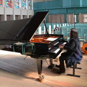 Jimin Oh-Havenith, CD-Aufnahme der Goldbergvariationen von Bach, Jesus-Christus-Kirche, Berlin, April 2018 pianistin am flügel spielend bunt